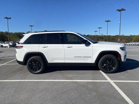 New 2025 Jeep Grand Cherokee Altitude image 9