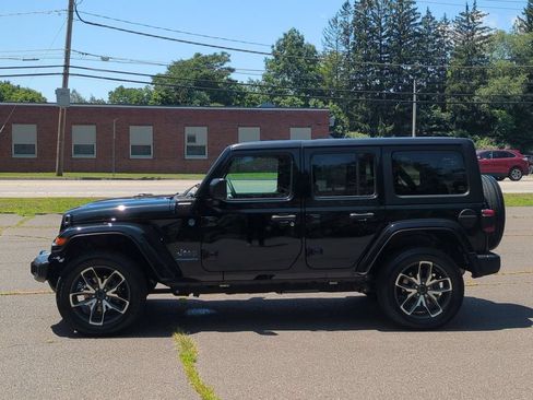 Used 2024 Jeep Wrangler Unlimited w/ Convenience Group AWD/4WD image 7