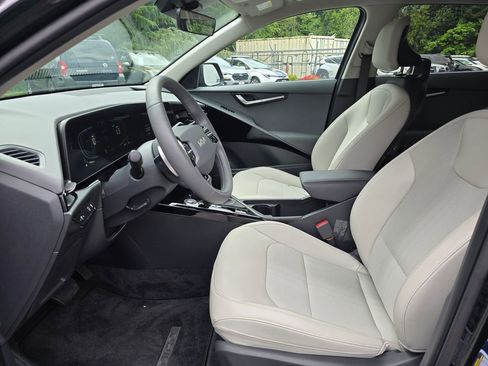 Certified 2025 Kia Niro EX FWD image 8