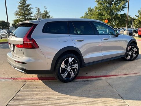 Used 2025 Volvo V60 B5 Cross Country Plus image 6