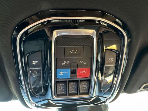 Used 2022 Jeep Grand Cherokee Summit w/ Luxury Tech Group V image 28