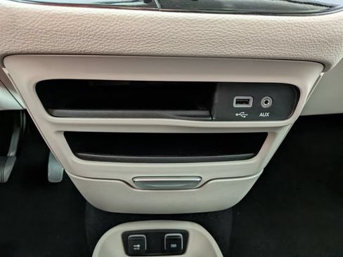 Used 2019 Chrysler Pacifica Limited FWD image 11