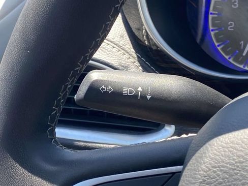Used 2023 Chrysler Pacifica Limited FWD image 33