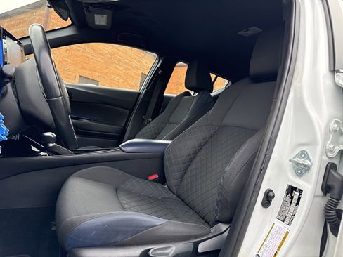 Used 2022 Toyota C-HR XLE image 7