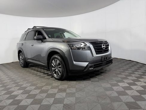 Used 2025 Nissan Pathfinder SV FWD image 4