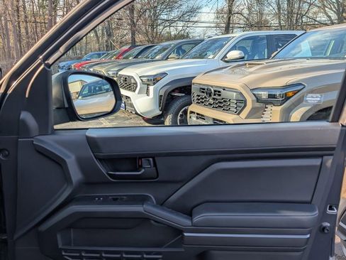 Certified 2024 Toyota Tacoma SR5 AWD/4WD image 18