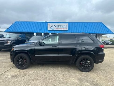 Used 2017 Jeep Grand Cherokee Altitude AWD/4WD image 8