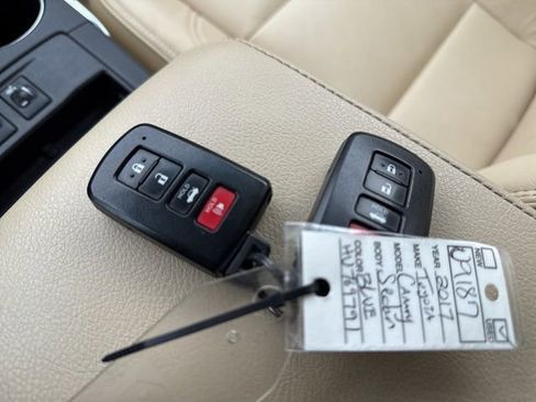 Used 2017 Toyota Camry XLE w/ Moonroof Package image 28