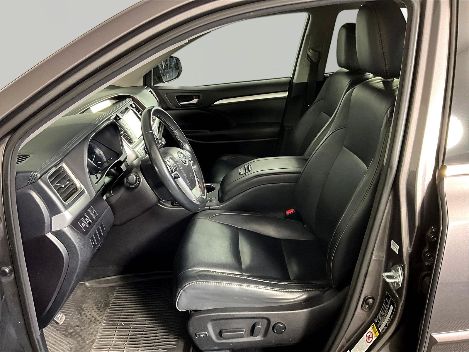 Used 2017 Toyota Highlander XLE AWD/4WD image 18
