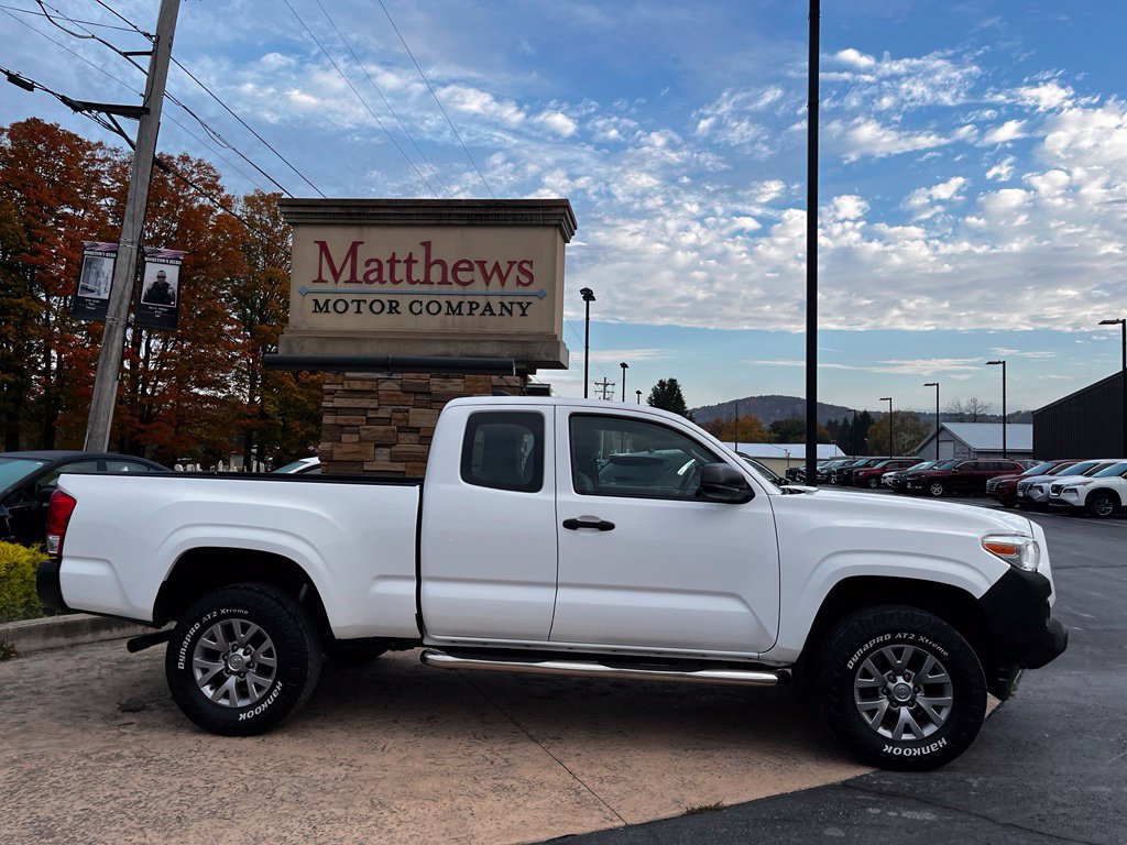Used 2017 Toyota Tacoma SR AWD/4WD image 4