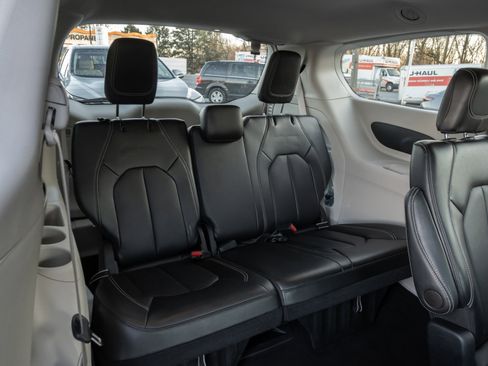 Used 2024 Chrysler Pacifica Touring-L image 40