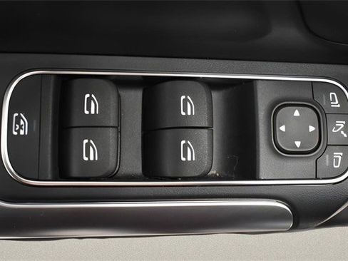 Used 2025 Mercedes-Benz GLA 250 4MATIC w/ Driver Assistance Package image 23