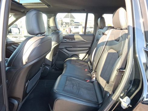 Used 2025 Jeep Grand Cherokee Altitude image 20