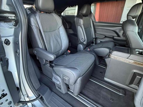 Used 2025 Toyota Sienna Platinum image 33