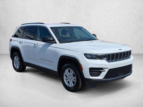 Used 2024 Jeep Grand Cherokee Laredo AWD/4WD image 3