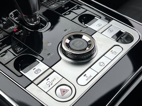 Used 2025 Bentley Flying Spur Plug-In Hybrid image 38