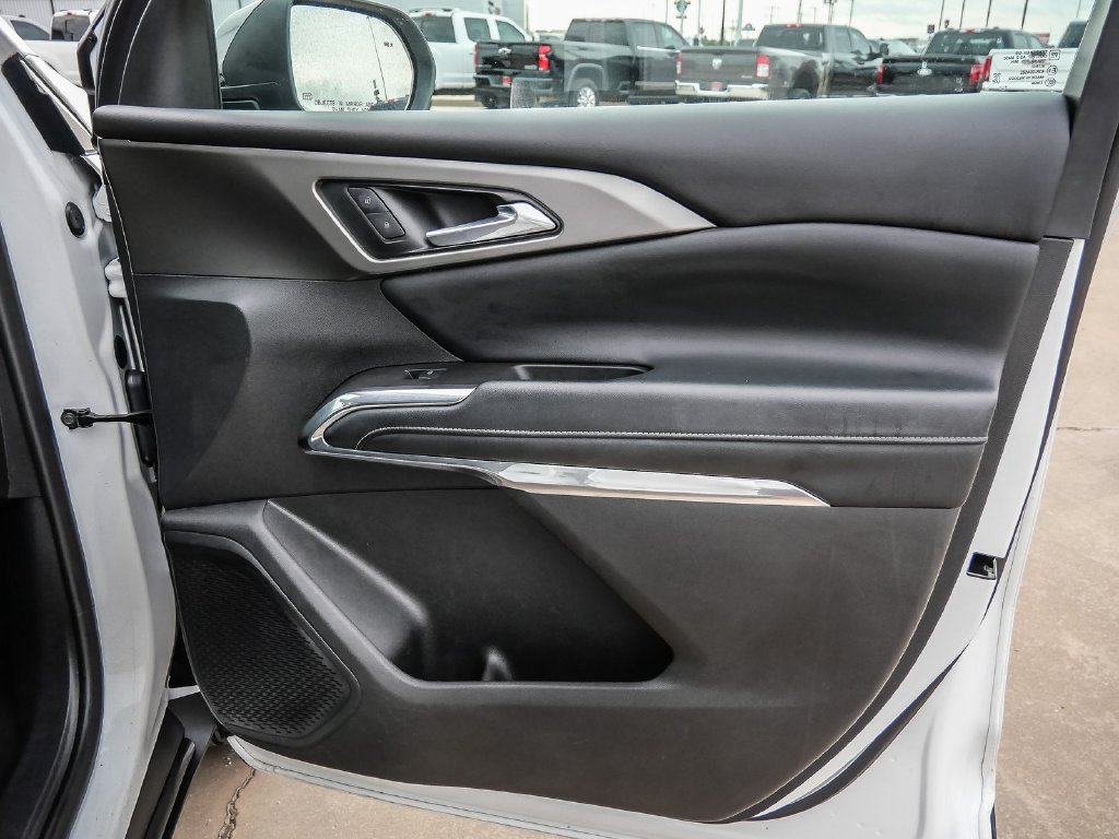 Used 2025 Chevrolet Traverse LT FWD image 18