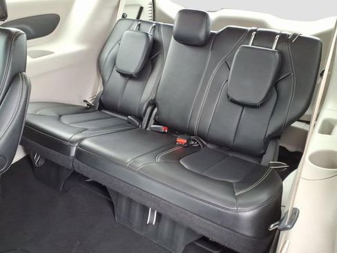 Used 2024 Chrysler Pacifica Touring-L image 6