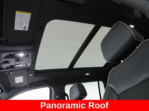 Used 2024 GMC Yukon XL SLT w/ SLT Luxury Package AWD/4WD image 18