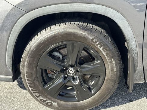 Used 2023 Toyota Highlander LE image 33