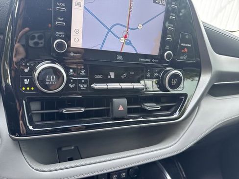 Used 2021 Toyota Highlander Limited FWD image 24