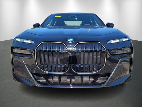 Used 2026 BMW 740i w/ Executive Package image 2