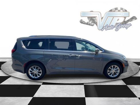 Used 2021 Chrysler Pacifica Touring-L w/ Uconnect Theater Family Group AWD/4WD image 5