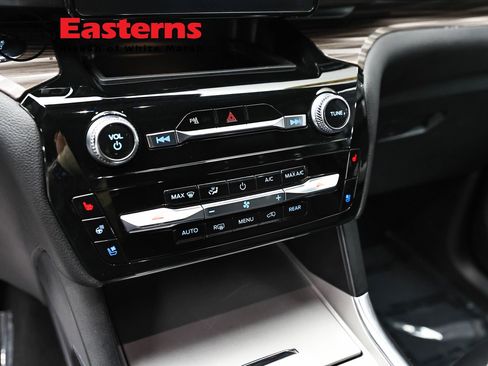 Used 2024 Ford Explorer Limited image 19