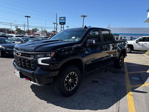 Used 2023 Chevrolet Silverado 1500 ZR2 w/ Technology Package image 2