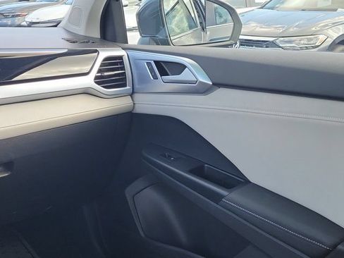 Certified 2025 Volkswagen Taos SE FWD image 4