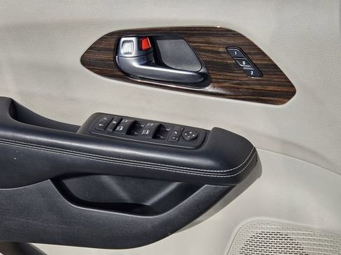 Used 2023 Chrysler Pacifica Limited image 23