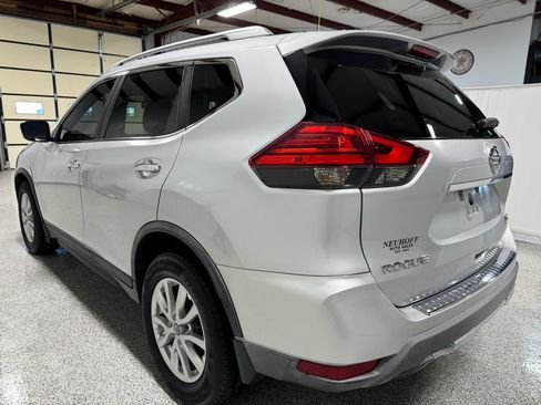 Used 2017 Nissan Rogue SV image 3