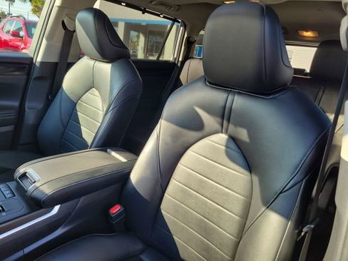 Used 2022 Toyota Highlander XLE image 19