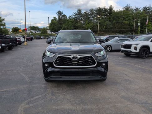Used 2021 Toyota Highlander XLE FWD image 3