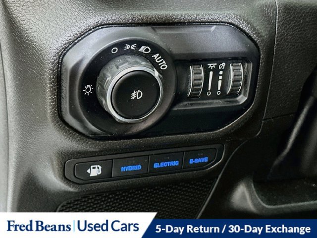Used 2022 Jeep Wrangler Unlimited Sahara w/ Cold Weather Group AWD/4WD image 15
