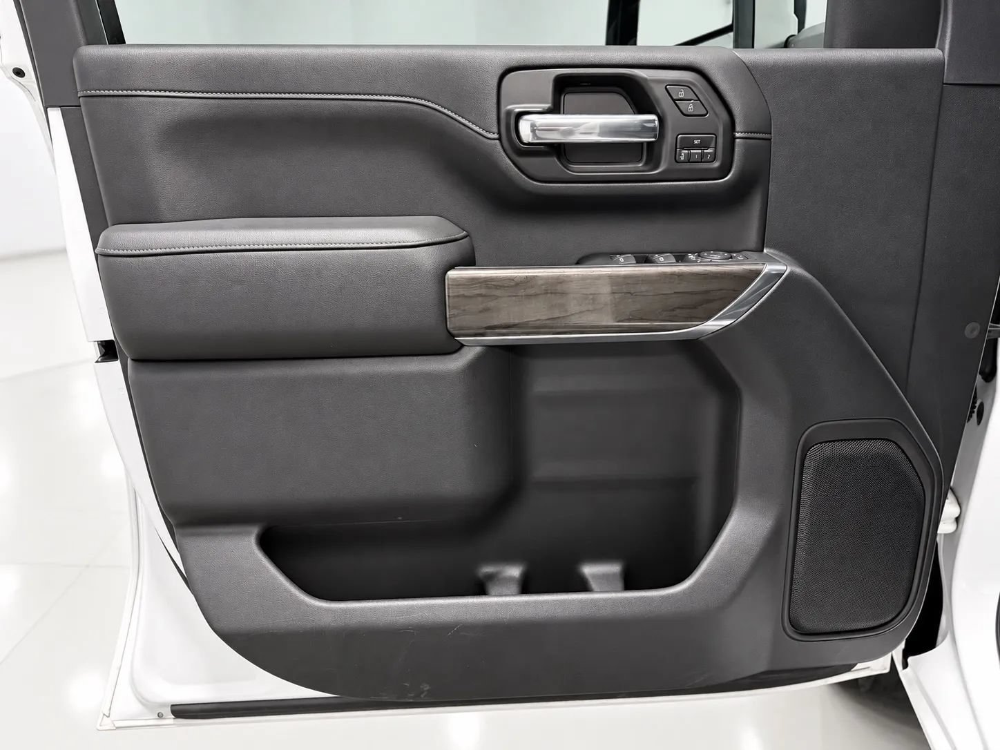 Used 2020 Chevrolet Silverado 2500 LTZ w/ LTZ Convenience Package RWD image 13