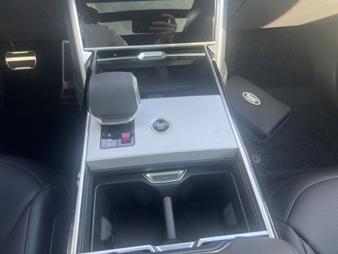 New 2025 Land Rover Range Rover Long Wheelbase SE image 15