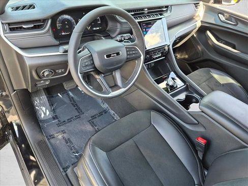 Used 2025 Jeep Grand Cherokee Altitude RWD image 10