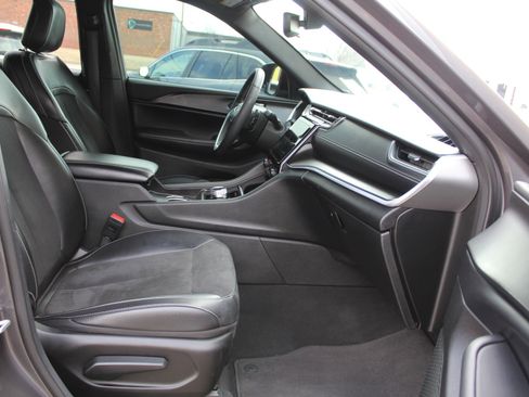 Used 2024 Jeep Grand Cherokee L Laredo image 14