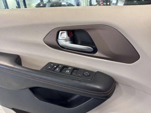 Used 2017 Chrysler Pacifica Touring-L FWD image 43