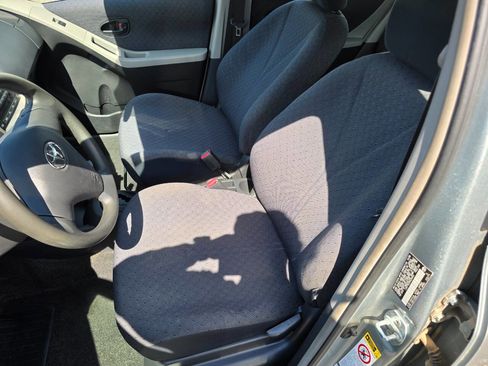 Used 2009 Toyota Yaris 4-Door Hatchback image 11