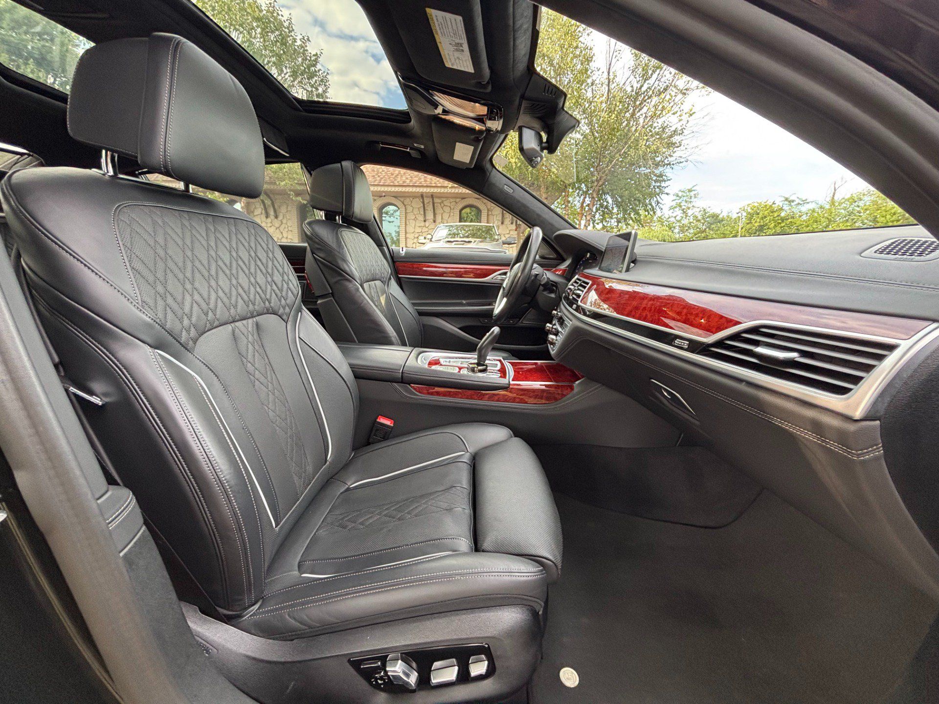 Used 2022 BMW ALPINA B7 xDrive w/ Luxury Rear Seating Package AWD/4WD image 25