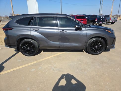 Used 2024 Toyota Highlander XSE image 4