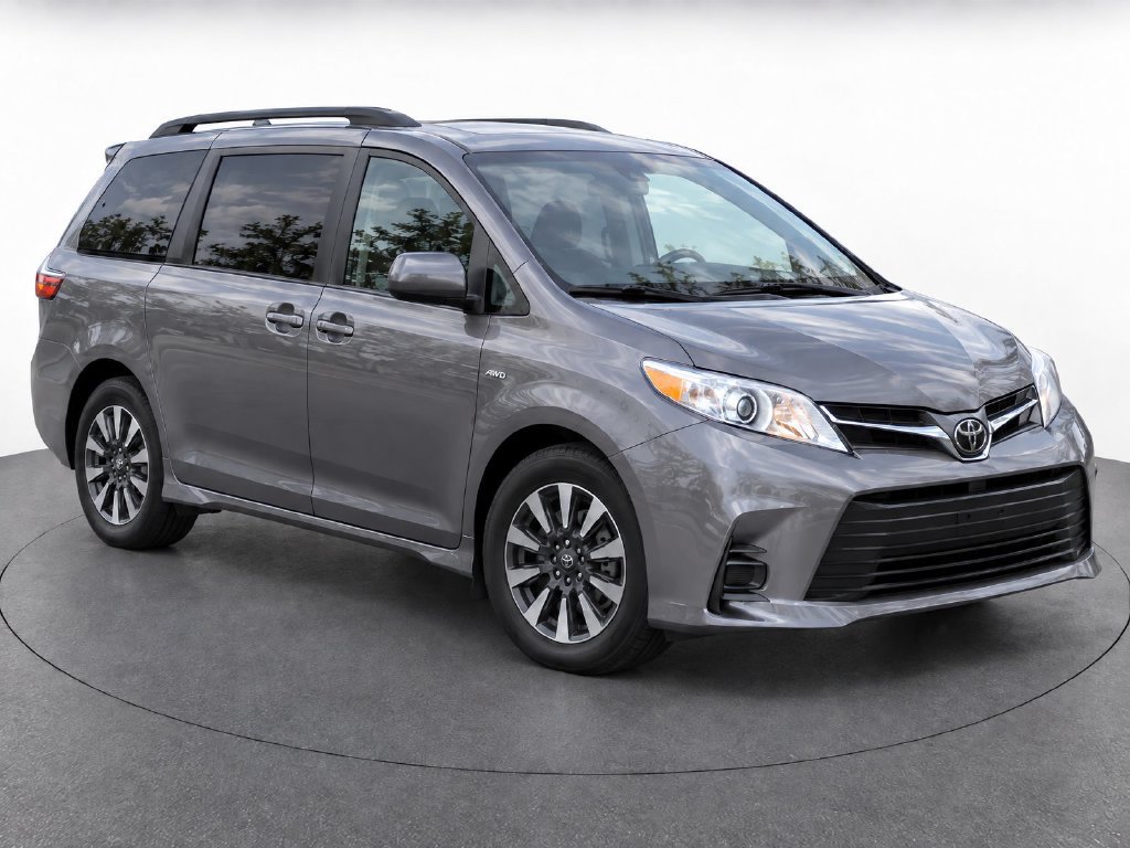 Used 2019 Toyota Sienna LE w/ Carpet Mat Package AWD/4WD image 7