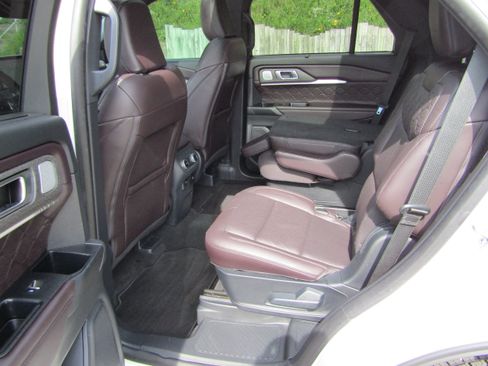 Certified 2025 Ford Explorer Platinum w/ Ultimate Package AWD/4WD image 18