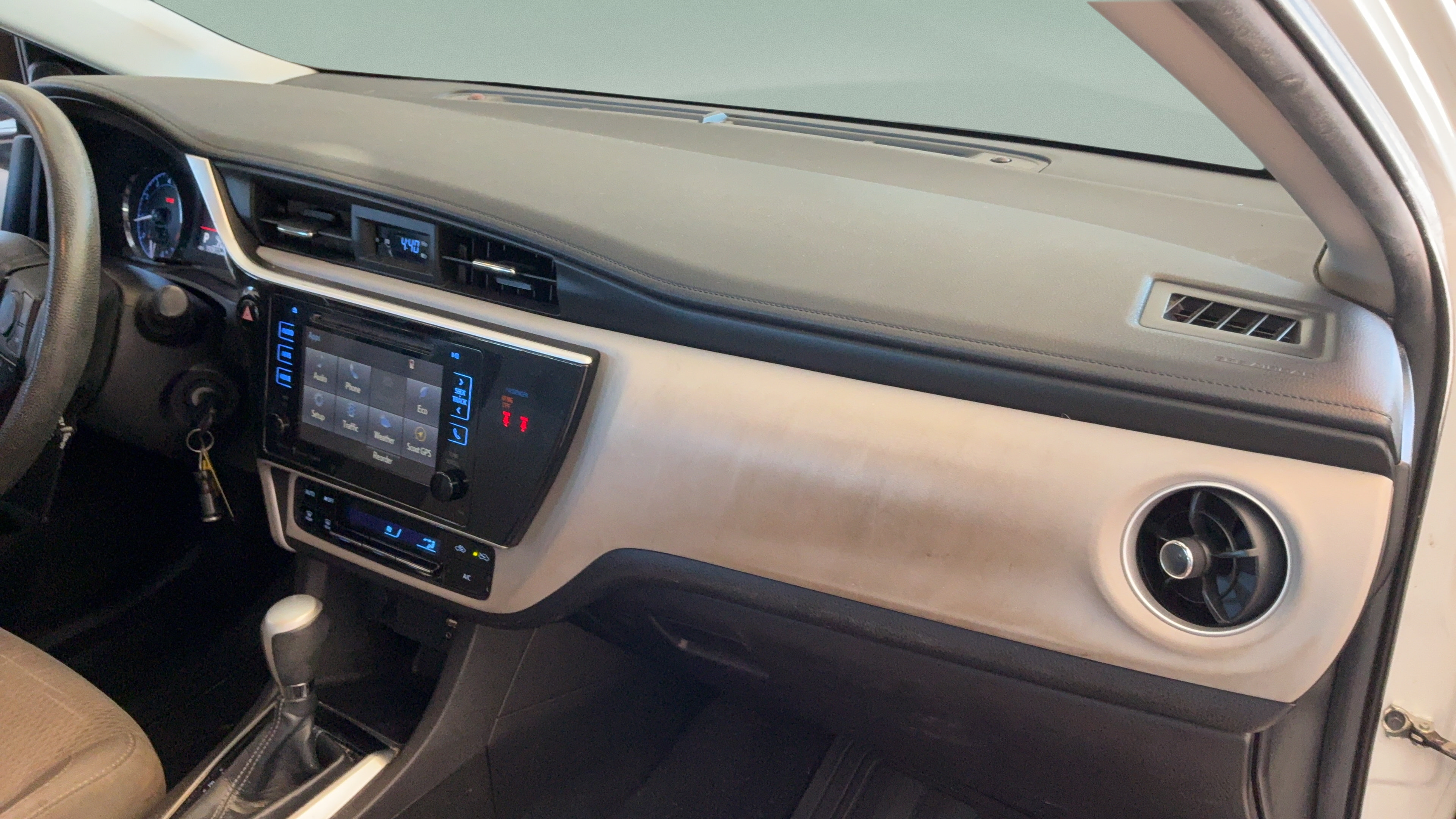 Used 2018 Toyota Corolla LE w/ LE Premium Package FWD image 29