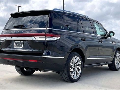 Used 2024 Lincoln Navigator Reserve image 2
