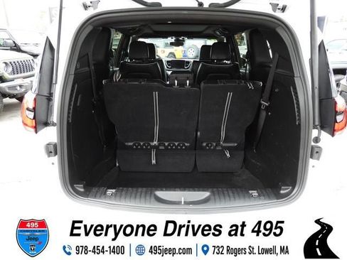 Used 2025 Chrysler Pacifica Limited FWD image 13