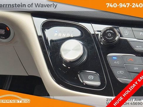 Used 2023 Chrysler Pacifica Touring-L image 11