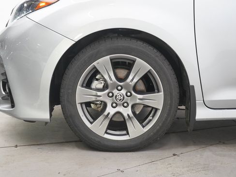 Used 2020 Toyota Sienna SE w/ Carpet Mat Package FWD image 33